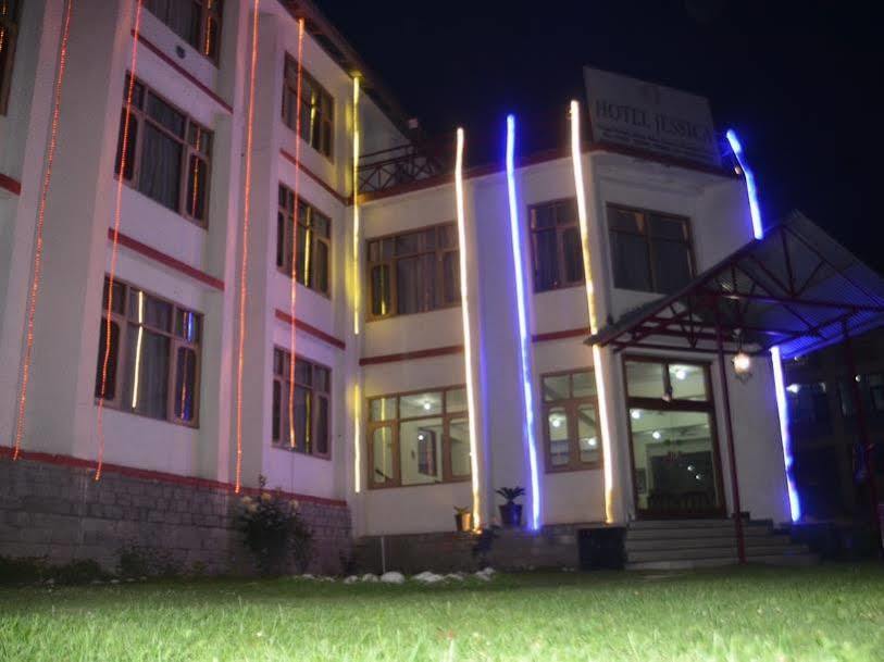 Hotel Jessica Manāli Esterno foto